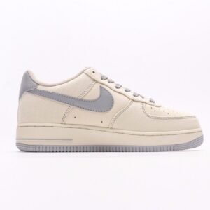 【AT2747】Nike AIR FORCE 1‘07 エアフォース1ローカットベーシックカジュアルスポーツシューズ。柔らかく、弾力性のあるクッショニングと優れたミッドソールデザインが特徴で、レトロとモダンの外観が組み合わさり、30年以上にわたって世界中で人気のForce 1を生み出しています。