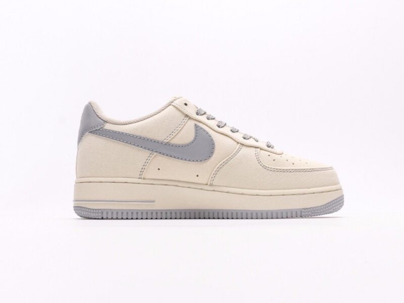 【AT2747】Nike AIR FORCE 1‘07 エアフォース1ローカットベーシックカジュアルスポーツシューズ。柔らかく、弾力性のあるクッショニングと優れたミッドソールデザインが特徴で、レトロとモダンの外観が組み合わさり、30年以上にわたって世界中で人気のForce 1を生み出しています。