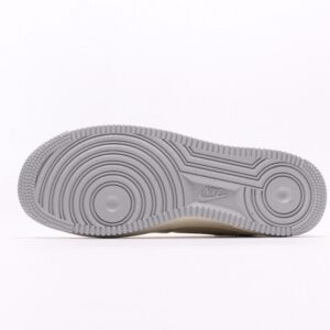 【AT2747】Nike AIR FORCE 1‘07 エアフォース1ローカットベーシックカジュアルスポーツシューズ。柔らかく、弾力性のあるクッショニングと優れたミッドソールデザインが特徴で、レトロとモダンの外観が組み合わさり、30年以上にわたって世界中で人気のForce 1を生み出しています。