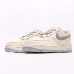 【AT2747】Nike AIR FORCE 1‘07 エアフォース1ローカットベーシックカジュアルスポーツシューズ。柔らかく、弾力性のあるクッショニングと優れたミッドソールデザインが特徴で、レトロとモダンの外観が組み合わさり、30年以上にわたって世界中で人気のForce 1を生み出しています。