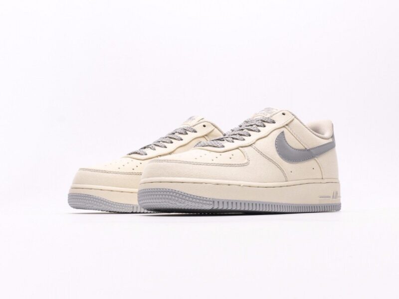 【AT2747】Nike AIR FORCE 1‘07 エアフォース1ローカットベーシックカジュアルスポーツシューズ。柔らかく、弾力性のあるクッショニングと優れたミッドソールデザインが特徴で、レトロとモダンの外観が組み合わさり、30年以上にわたって世界中で人気のForce 1を生み出しています。