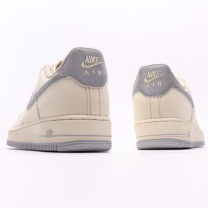 【AT2747】Nike AIR FORCE 1‘07 エアフォース1ローカットベーシックカジュアルスポーツシューズ。柔らかく、弾力性のあるクッショニングと優れたミッドソールデザインが特徴で、レトロとモダンの外観が組み合わさり、30年以上にわたって世界中で人気のForce 1を生み出しています。
