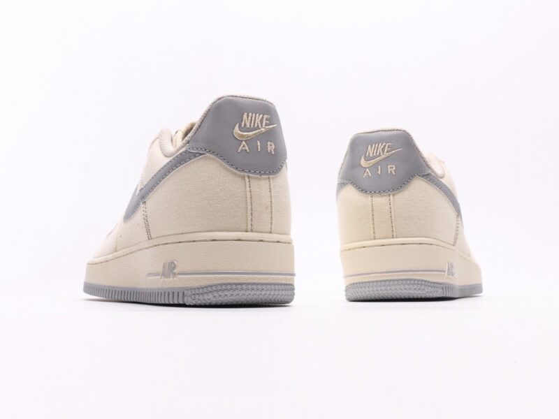 【AT2747】Nike AIR FORCE 1‘07 エアフォース1ローカットベーシックカジュアルスポーツシューズ。柔らかく、弾力性のあるクッショニングと優れたミッドソールデザインが特徴で、レトロとモダンの外観が組み合わさり、30年以上にわたって世界中で人気のForce 1を生み出しています。
