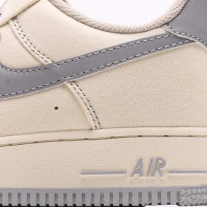 【AT2747】Nike AIR FORCE 1‘07 エアフォース1ローカットベーシックカジュアルスポーツシューズ。柔らかく、弾力性のあるクッショニングと優れたミッドソールデザインが特徴で、レトロとモダンの外観が組み合わさり、30年以上にわたって世界中で人気のForce 1を生み出しています。