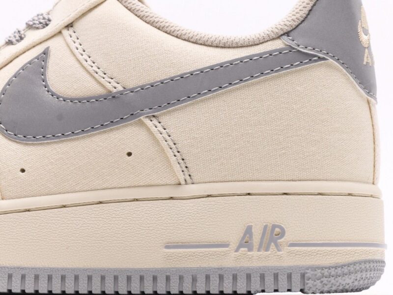 【AT2747】Nike AIR FORCE 1‘07 エアフォース1ローカットベーシックカジュアルスポーツシューズ。柔らかく、弾力性のあるクッショニングと優れたミッドソールデザインが特徴で、レトロとモダンの外観が組み合わさり、30年以上にわたって世界中で人気のForce 1を生み出しています。