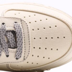 【AT2747】Nike AIR FORCE 1‘07 エアフォース1ローカットベーシックカジュアルスポーツシューズ。柔らかく、弾力性のあるクッショニングと優れたミッドソールデザインが特徴で、レトロとモダンの外観が組み合わさり、30年以上にわたって世界中で人気のForce 1を生み出しています。