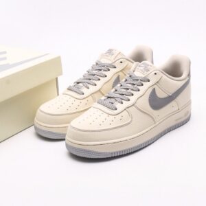 【AT2747】Nike AIR FORCE 1‘07 エアフォース1ローカットベーシックカジュアルスポーツシューズ。柔らかく、弾力性のあるクッショニングと優れたミッドソールデザインが特徴で、レトロとモダンの外観が組み合わさり、30年以上にわたって世界中で人気のForce 1を生み出しています。