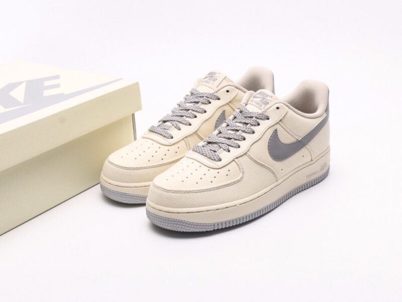 【AT2747】Nike AIR FORCE 1‘07 エアフォース1ローカットベーシックカジュアルスポーツシューズ。柔らかく、弾力性のあるクッショニングと優れたミッドソールデザインが特徴で、レトロとモダンの外観が組み合わさり、30年以上にわたって世界中で人気のForce 1を生み出しています。