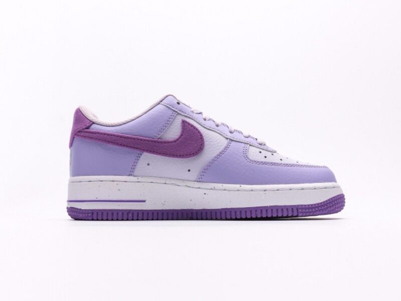 【AT2748】Nike AIR FORCE 1'07 ナイキ エア フォース 1 '07 エアフォース1 ローカットの万能なカジュアルスポーツシューズ。柔らかく、弾力のあるクッショニングと優れたミッドソールデザインが特徴で、レトロとモダンの外観が融合し、世界中で30年以上も愛され続けているForce 1を生み出します。