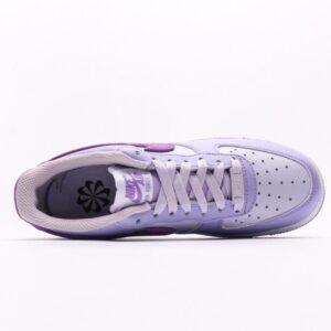 【AT2748】Nike AIR FORCE 1'07 ナイキ エア フォース 1 '07 エアフォース1 ローカットの万能なカジュアルスポーツシューズ。柔らかく、弾力のあるクッショニングと優れたミッドソールデザインが特徴で、レトロとモダンの外観が融合し、世界中で30年以上も愛され続けているForce 1を生み出します。