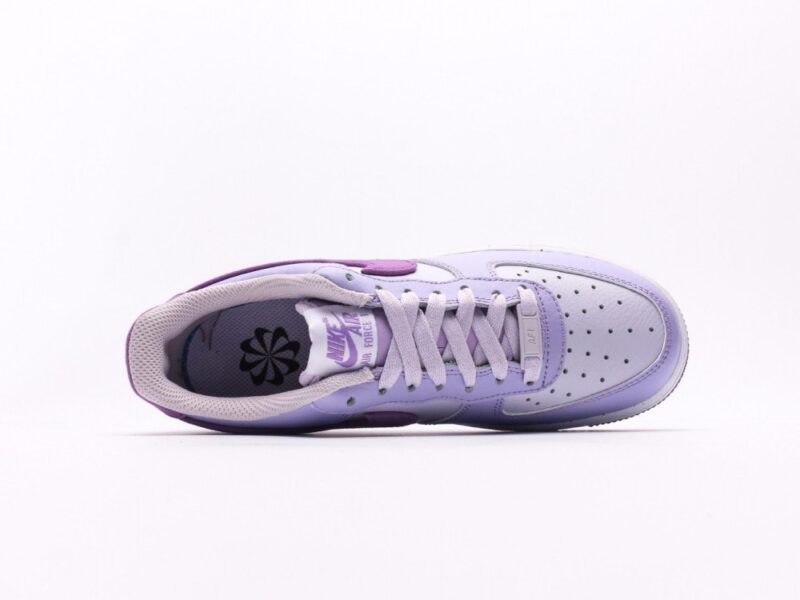 【AT2748】Nike AIR FORCE 1'07 ナイキ エア フォース 1 '07 エアフォース1 ローカットの万能なカジュアルスポーツシューズ。柔らかく、弾力のあるクッショニングと優れたミッドソールデザインが特徴で、レトロとモダンの外観が融合し、世界中で30年以上も愛され続けているForce 1を生み出します。