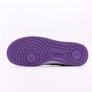 【AT2748】Nike AIR FORCE 1'07 ナイキ エア フォース 1 '07 エアフォース1 ローカットの万能なカジュアルスポーツシューズ。柔らかく、弾力のあるクッショニングと優れたミッドソールデザインが特徴で、レトロとモダンの外観が融合し、世界中で30年以上も愛され続けているForce 1を生み出します。