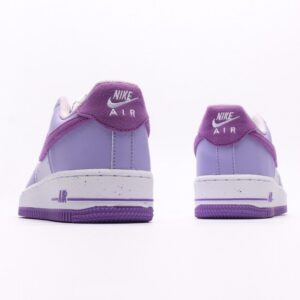【AT2748】Nike AIR FORCE 1'07 ナイキ エア フォース 1 '07 エアフォース1 ローカットの万能なカジュアルスポーツシューズ。柔らかく、弾力のあるクッショニングと優れたミッドソールデザインが特徴で、レトロとモダンの外観が融合し、世界中で30年以上も愛され続けているForce 1を生み出します。