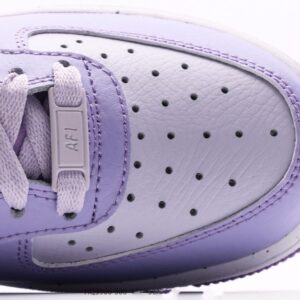 【AT2748】Nike AIR FORCE 1'07 ナイキ エア フォース 1 '07 エアフォース1 ローカットの万能なカジュアルスポーツシューズ。柔らかく、弾力のあるクッショニングと優れたミッドソールデザインが特徴で、レトロとモダンの外観が融合し、世界中で30年以上も愛され続けているForce 1を生み出します。
