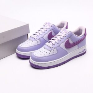 【AT2748】Nike AIR FORCE 1'07 ナイキ エア フォース 1 '07 エアフォース1 ローカットの万能なカジュアルスポーツシューズ。柔らかく、弾力のあるクッショニングと優れたミッドソールデザインが特徴で、レトロとモダンの外観が融合し、世界中で30年以上も愛され続けているForce 1を生み出します。