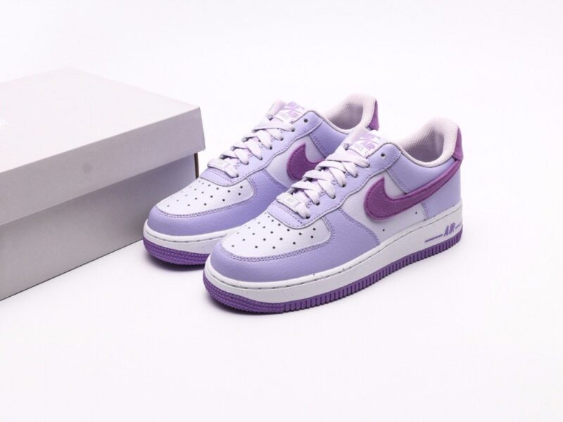 【AT2748】Nike AIR FORCE 1'07 ナイキ エア フォース 1 '07 エアフォース1 ローカットの万能なカジュアルスポーツシューズ。柔らかく、弾力のあるクッショニングと優れたミッドソールデザインが特徴で、レトロとモダンの外観が融合し、世界中で30年以上も愛され続けているForce 1を生み出します。