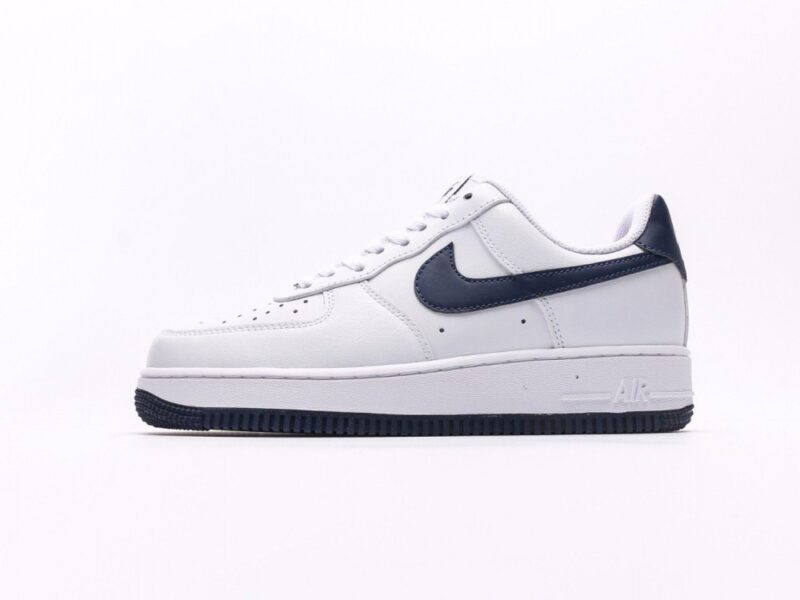 【AT2749】Nike AIR FORCE 1‘07エアフォース1ローヒールオールデイウェアランニングシューズ。柔らかく、弾力のあるクッション性能と優れたミッドソールデザインは、レトロとモダンが融合した外観を持ち、30年以上も世界中で人気のForce 1を作り上げました。