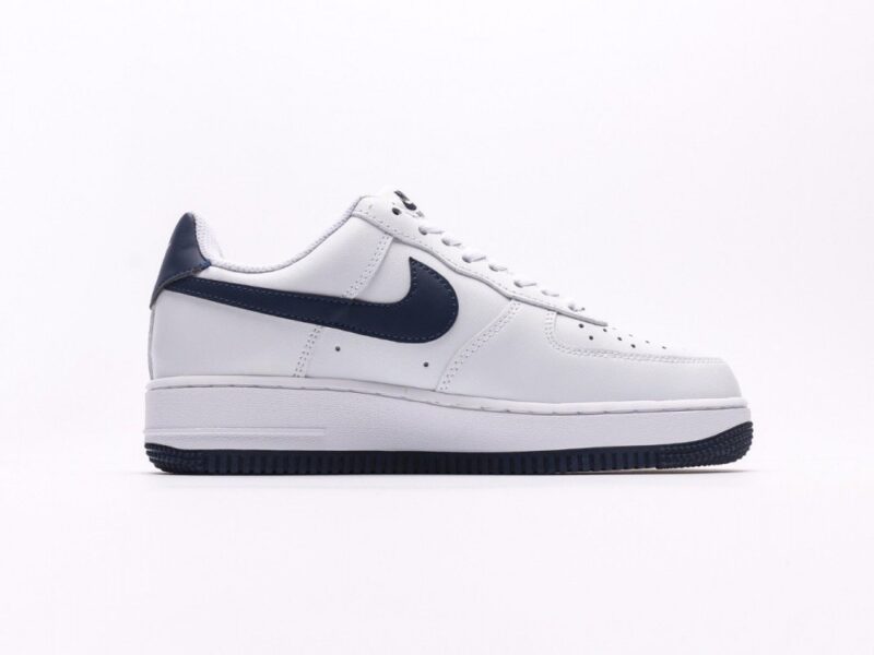 【AT2749】Nike AIR FORCE 1‘07エアフォース1ローヒールオールデイウェアランニングシューズ。柔らかく、弾力のあるクッション性能と優れたミッドソールデザインは、レトロとモダンが融合した外観を持ち、30年以上も世界中で人気のForce 1を作り上げました。