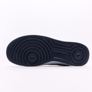 【AT2749】Nike AIR FORCE 1‘07エアフォース1ローヒールオールデイウェアランニングシューズ。柔らかく、弾力のあるクッション性能と優れたミッドソールデザインは、レトロとモダンが融合した外観を持ち、30年以上も世界中で人気のForce 1を作り上げました。