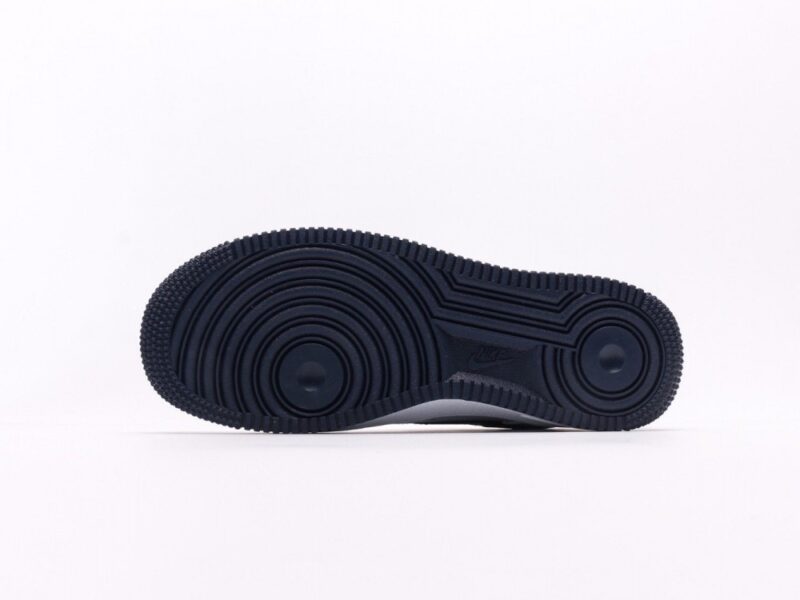 【AT2749】Nike AIR FORCE 1‘07エアフォース1ローヒールオールデイウェアランニングシューズ。柔らかく、弾力のあるクッション性能と優れたミッドソールデザインは、レトロとモダンが融合した外観を持ち、30年以上も世界中で人気のForce 1を作り上げました。