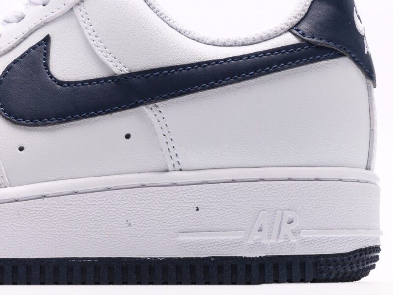 【AT2749】Nike AIR FORCE 1‘07エアフォース1ローヒールオールデイウェアランニングシューズ。柔らかく、弾力のあるクッション性能と優れたミッドソールデザインは、レトロとモダンが融合した外観を持ち、30年以上も世界中で人気のForce 1を作り上げました。