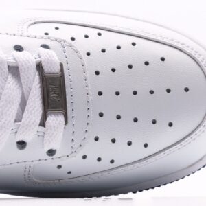 【AT2749】Nike AIR FORCE 1‘07エアフォース1ローヒールオールデイウェアランニングシューズ。柔らかく、弾力のあるクッション性能と優れたミッドソールデザインは、レトロとモダンが融合した外観を持ち、30年以上も世界中で人気のForce 1を作り上げました。