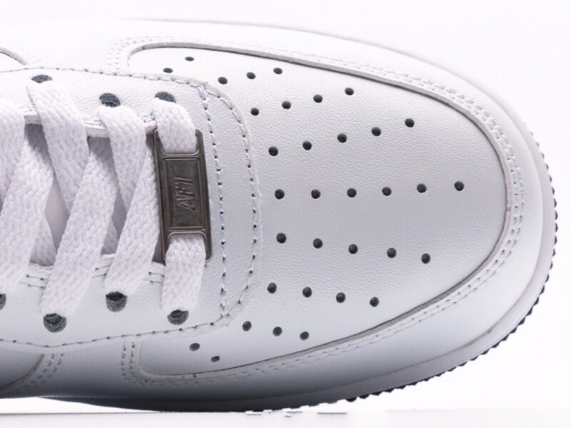 【AT2749】Nike AIR FORCE 1‘07エアフォース1ローヒールオールデイウェアランニングシューズ。柔らかく、弾力のあるクッション性能と優れたミッドソールデザインは、レトロとモダンが融合した外観を持ち、30年以上も世界中で人気のForce 1を作り上げました。