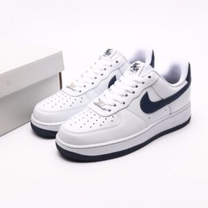 【AT2749】Nike AIR FORCE 1‘07エアフォース1ローヒールオールデイウェアランニングシューズ。柔らかく、弾力のあるクッション性能と優れたミッドソールデザインは、レトロとモダンが融合した外観を持ち、30年以上も世界中で人気のForce 1を作り上げました。