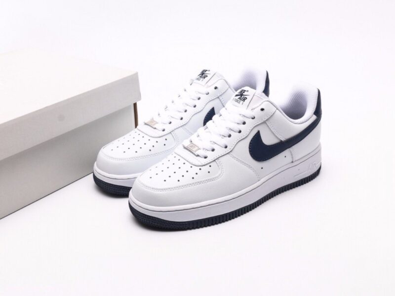 【AT2749】Nike AIR FORCE 1‘07エアフォース1ローヒールオールデイウェアランニングシューズ。柔らかく、弾力のあるクッション性能と優れたミッドソールデザインは、レトロとモダンが融合した外観を持ち、30年以上も世界中で人気のForce 1を作り上げました。