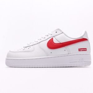 【AT2750】Supreme x Nike ナイキのAIR FORCE 1'07は、柔らかく、弾力があり、優れたクッショニング性能と優れたミッドソールデザインを備えたカジュアルなスポーツシューズです。古典的な外観と現代的なデザインが融合し、30年以上にわたって世界中で人気を博しているForce 1。
