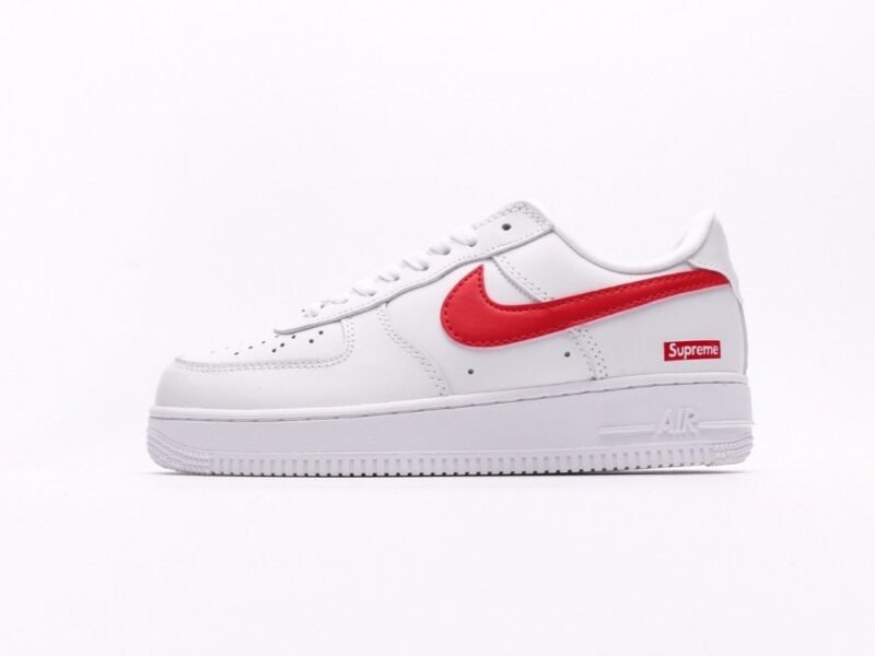 【AT2750】Supreme x Nike ナイキのAIR FORCE 1'07は、柔らかく、弾力があり、優れたクッショニング性能と優れたミッドソールデザインを備えたカジュアルなスポーツシューズです。古典的な外観と現代的なデザインが融合し、30年以上にわたって世界中で人気を博しているForce 1。
