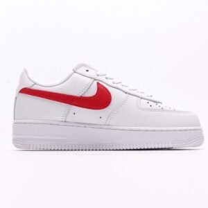 【AT2750】Supreme x Nike ナイキのAIR FORCE 1'07は、柔らかく、弾力があり、優れたクッショニング性能と優れたミッドソールデザインを備えたカジュアルなスポーツシューズです。古典的な外観と現代的なデザインが融合し、30年以上にわたって世界中で人気を博しているForce 1。