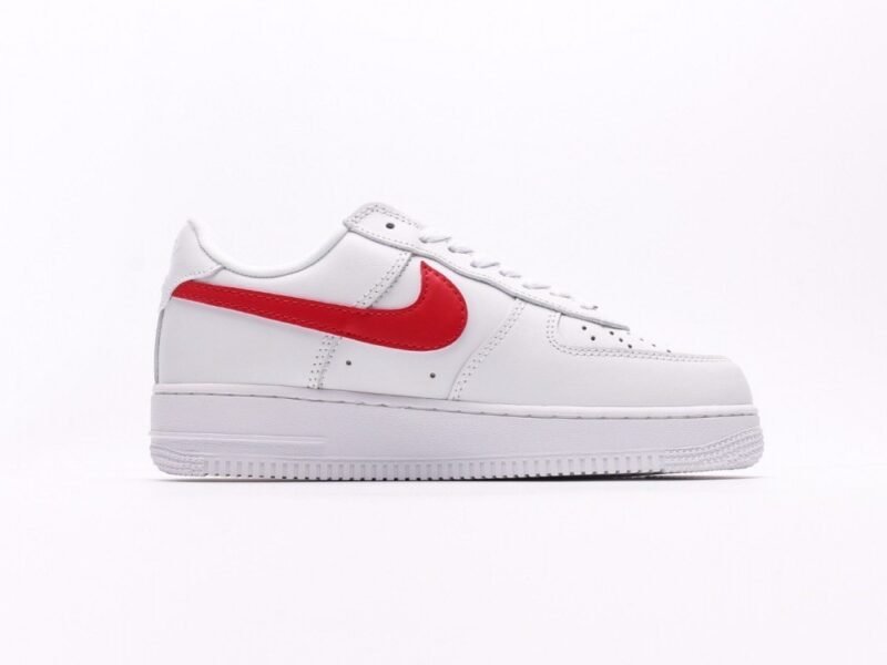 【AT2750】Supreme x Nike ナイキのAIR FORCE 1'07は、柔らかく、弾力があり、優れたクッショニング性能と優れたミッドソールデザインを備えたカジュアルなスポーツシューズです。古典的な外観と現代的なデザインが融合し、30年以上にわたって世界中で人気を博しているForce 1。