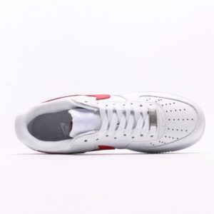 【AT2750】Supreme x Nike ナイキのAIR FORCE 1'07は、柔らかく、弾力があり、優れたクッショニング性能と優れたミッドソールデザインを備えたカジュアルなスポーツシューズです。古典的な外観と現代的なデザインが融合し、30年以上にわたって世界中で人気を博しているForce 1。
