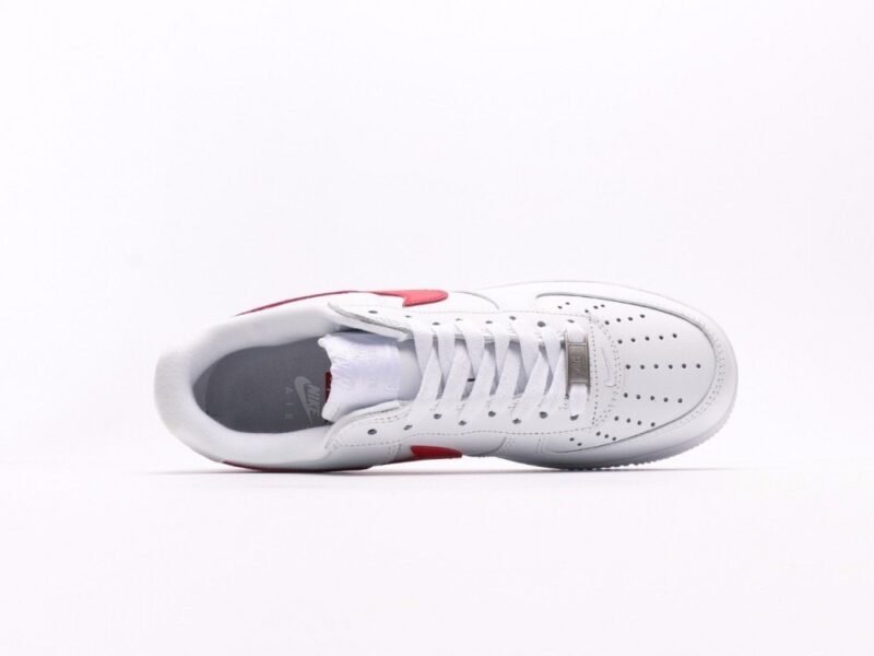 【AT2750】Supreme x Nike ナイキのAIR FORCE 1'07は、柔らかく、弾力があり、優れたクッショニング性能と優れたミッドソールデザインを備えたカジュアルなスポーツシューズです。古典的な外観と現代的なデザインが融合し、30年以上にわたって世界中で人気を博しているForce 1。