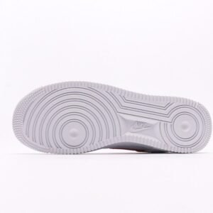 【AT2750】Supreme x Nike ナイキのAIR FORCE 1'07は、柔らかく、弾力があり、優れたクッショニング性能と優れたミッドソールデザインを備えたカジュアルなスポーツシューズです。古典的な外観と現代的なデザインが融合し、30年以上にわたって世界中で人気を博しているForce 1。
