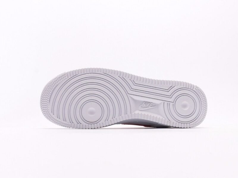 【AT2750】Supreme x Nike ナイキのAIR FORCE 1'07は、柔らかく、弾力があり、優れたクッショニング性能と優れたミッドソールデザインを備えたカジュアルなスポーツシューズです。古典的な外観と現代的なデザインが融合し、30年以上にわたって世界中で人気を博しているForce 1。