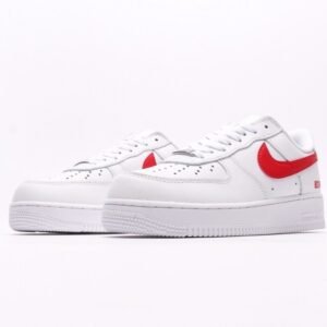 【AT2750】Supreme x Nike ナイキのAIR FORCE 1'07は、柔らかく、弾力があり、優れたクッショニング性能と優れたミッドソールデザインを備えたカジュアルなスポーツシューズです。古典的な外観と現代的なデザインが融合し、30年以上にわたって世界中で人気を博しているForce 1。