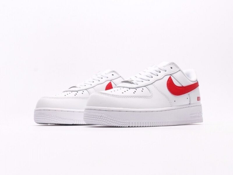 【AT2750】Supreme x Nike ナイキのAIR FORCE 1'07は、柔らかく、弾力があり、優れたクッショニング性能と優れたミッドソールデザインを備えたカジュアルなスポーツシューズです。古典的な外観と現代的なデザインが融合し、30年以上にわたって世界中で人気を博しているForce 1。