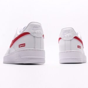 【AT2750】Supreme x Nike ナイキのAIR FORCE 1'07は、柔らかく、弾力があり、優れたクッショニング性能と優れたミッドソールデザインを備えたカジュアルなスポーツシューズです。古典的な外観と現代的なデザインが融合し、30年以上にわたって世界中で人気を博しているForce 1。