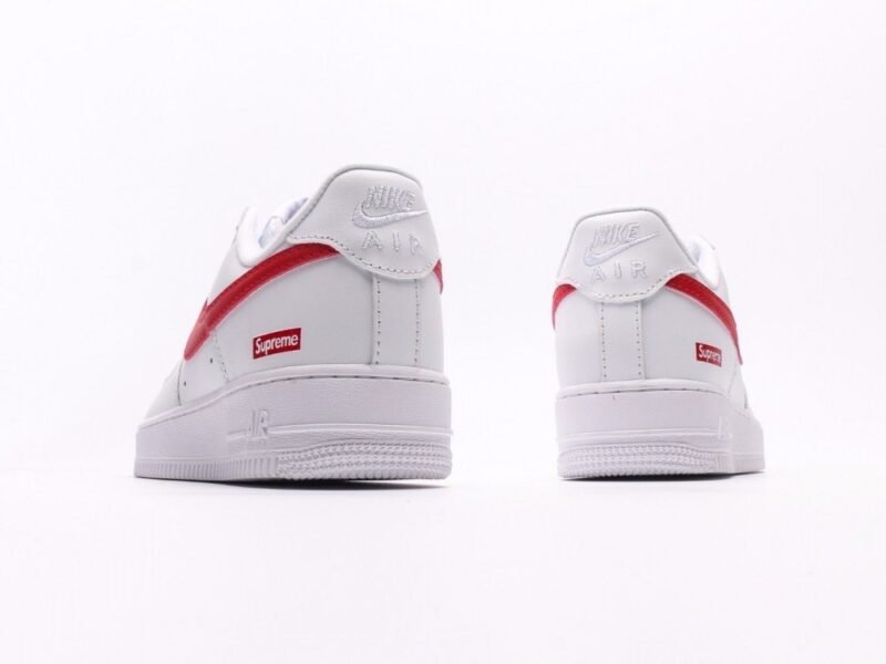 【AT2750】Supreme x Nike ナイキのAIR FORCE 1'07は、柔らかく、弾力があり、優れたクッショニング性能と優れたミッドソールデザインを備えたカジュアルなスポーツシューズです。古典的な外観と現代的なデザインが融合し、30年以上にわたって世界中で人気を博しているForce 1。