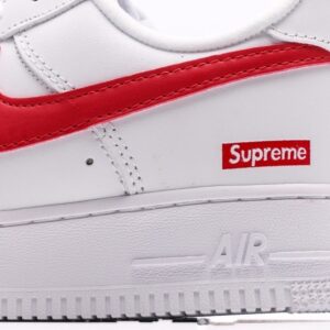 【AT2750】Supreme x Nike ナイキのAIR FORCE 1'07は、柔らかく、弾力があり、優れたクッショニング性能と優れたミッドソールデザインを備えたカジュアルなスポーツシューズです。古典的な外観と現代的なデザインが融合し、30年以上にわたって世界中で人気を博しているForce 1。