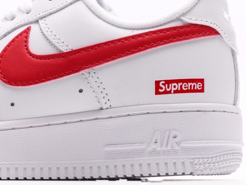 【AT2750】Supreme x Nike ナイキのAIR FORCE 1'07は、柔らかく、弾力があり、優れたクッショニング性能と優れたミッドソールデザインを備えたカジュアルなスポーツシューズです。古典的な外観と現代的なデザインが融合し、30年以上にわたって世界中で人気を博しているForce 1。