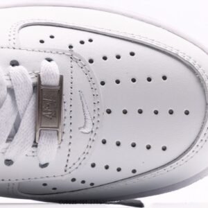 【AT2750】Supreme x Nike ナイキのAIR FORCE 1'07は、柔らかく、弾力があり、優れたクッショニング性能と優れたミッドソールデザインを備えたカジュアルなスポーツシューズです。古典的な外観と現代的なデザインが融合し、30年以上にわたって世界中で人気を博しているForce 1。