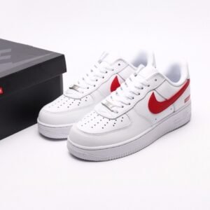 【AT2750】Supreme x Nike ナイキのAIR FORCE 1'07は、柔らかく、弾力があり、優れたクッショニング性能と優れたミッドソールデザインを備えたカジュアルなスポーツシューズです。古典的な外観と現代的なデザインが融合し、30年以上にわたって世界中で人気を博しているForce 1。