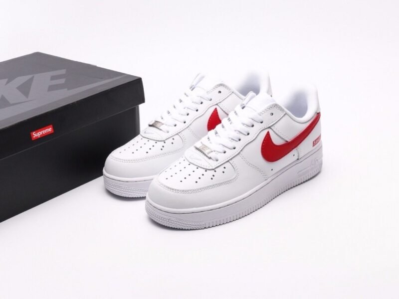 【AT2750】Supreme x Nike ナイキのAIR FORCE 1'07は、柔らかく、弾力があり、優れたクッショニング性能と優れたミッドソールデザインを備えたカジュアルなスポーツシューズです。古典的な外観と現代的なデザインが融合し、30年以上にわたって世界中で人気を博しているForce 1。