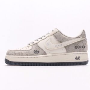 【AT2751】Gucci x Nike ナイキ エアフォース1 '07 ロー グッチコラボ - スモークグレー　エアフォース1ローカットスニーカー　カラーデザインは二次元のグラフィティ風にインスピレーションを受けて、ブラックとシルバーの組み合わせが高級感を演出しています。