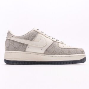 【AT2751】Gucci x Nike ナイキ エアフォース1 '07 ロー グッチコラボ - スモークグレー　エアフォース1ローカットスニーカー　カラーデザインは二次元のグラフィティ風にインスピレーションを受けて、ブラックとシルバーの組み合わせが高級感を演出しています。