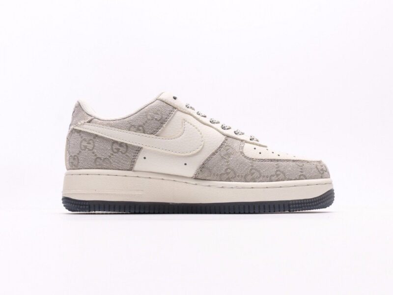 【AT2751】Gucci x Nike ナイキ エアフォース1 '07 ロー グッチコラボ - スモークグレー　エアフォース1ローカットスニーカー　カラーデザインは二次元のグラフィティ風にインスピレーションを受けて、ブラックとシルバーの組み合わせが高級感を演出しています。