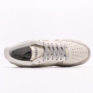 【AT2751】Gucci x Nike ナイキ エアフォース1 '07 ロー グッチコラボ - スモークグレー　エアフォース1ローカットスニーカー　カラーデザインは二次元のグラフィティ風にインスピレーションを受けて、ブラックとシルバーの組み合わせが高級感を演出しています。
